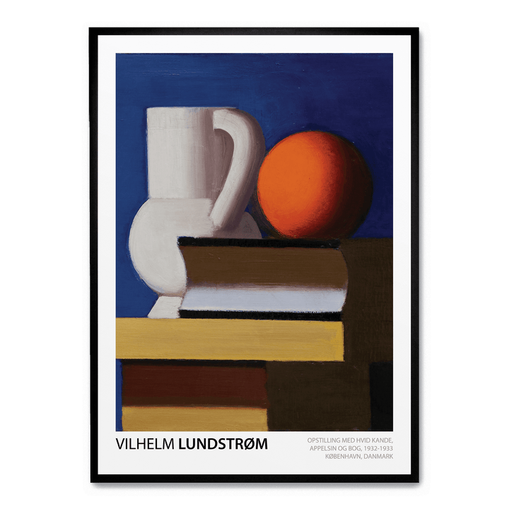 Opstilling Med Hvid Kande, Appelsin Og Bog