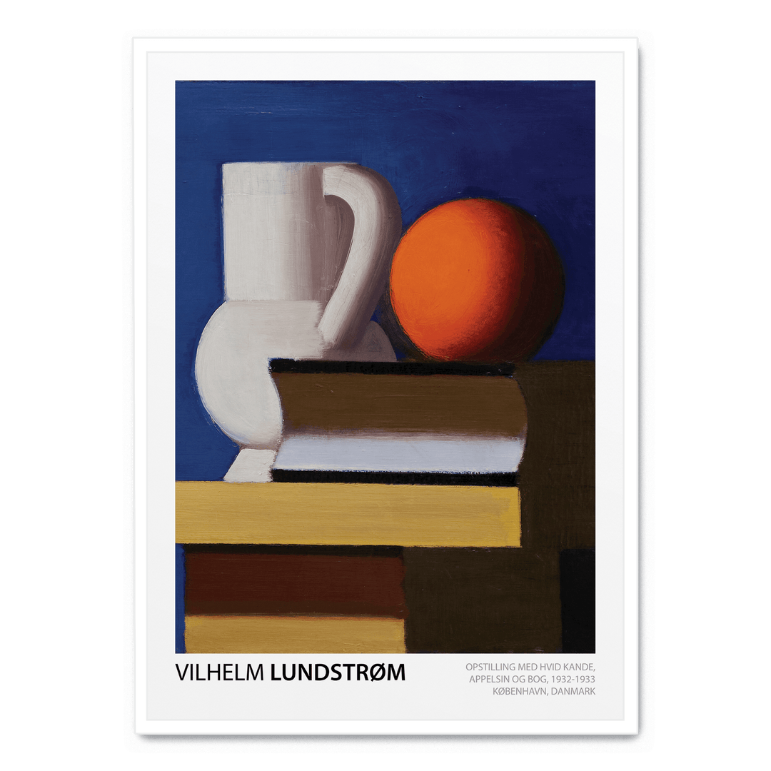 Opstilling Med Hvid Kande, Appelsin Og Bog