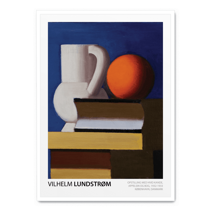 Opstilling Med Hvid Kande, Appelsin Og Bog